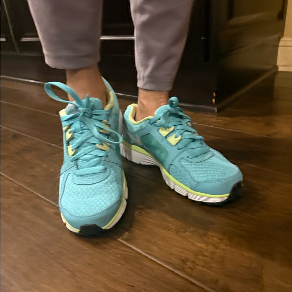 Women’s Nike Dual Fusion ST 2 Teal Yellow Sneakers - Picture 8 of 8